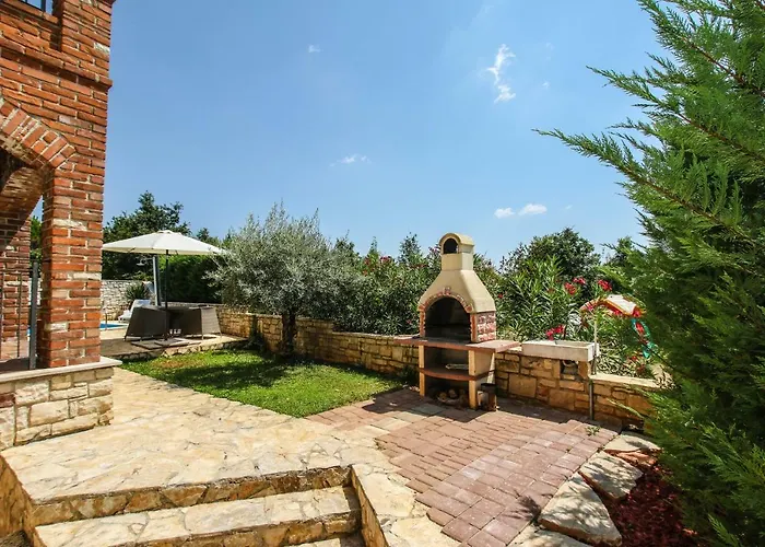 Istriana Jakob With Pool *